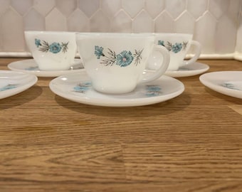 Zestaw filiżanek i spodków Vintage Fire-King Anchor Hocking Milk Glass Blue Floral
