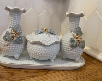 Zestaw toaletek Lippert & Haas Japan w stylu vintage | Taca na komodę z porcelany Hobnail, wazony, słoik