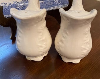Salero y pimentero Napco Provincial White Jarra Vintage / Salero y pimentero de cerámica japonesa con forma de jarra de crema / Decoración de cocina con relieve de vid