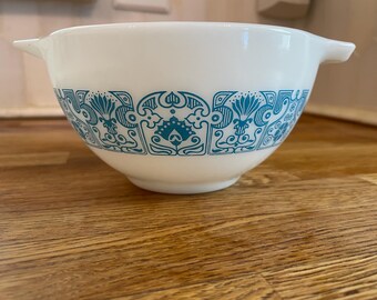 Bol Pyrex vintage de 1,5 pintas, modelo Cenicienta, blanco, turquesa y azul con diseño de volutas.