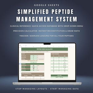 Può includere: Un'interfaccia Google Sheets intitolata Simplified Peptide Management System visualizzata sullo schermo di un portatile. Il foglio di calcolo presenta un calcolatore di dosaggio di peptidi con campi di input, risultati e tabelle di riferimento.