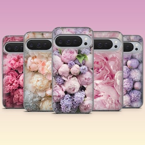Pode incluir: Uma coleção de cinco capas de telemóvel, cada uma com um design floral diferente. As capas apresentam imagens de close-up de peónias em tons de rosa, branco e roxo. As capas estão dispostas em fila, com um fundo gradiente.