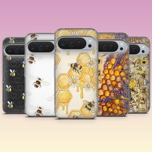 Könnte beinhalten: Eine Sammlung von fünf Handyhüllen mit Bienenmotiven. Die Hüllen zeigen Illustrationen von Bienen, Waben, Gänseblümchen und Lavendel. Die Farbpalette umfasst Schwarz, Weiß, Gelb und Lila, was eine skurrile und von der Natur inspirierte Ästhetik schafft.