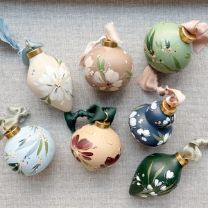 Adornos navideños de cerámica personalizados (Adornos florales personalizados pintados a mano, ideales para conservar como recuerdo)