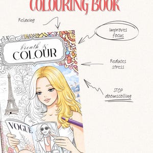 Könnte beinhalten: Illustration eines Malbuchs mit dem Titel "COLOURING BOOK" in Rosa. Das Bild zeigt eine Frau mit blonden Haaren, die eine Seite aus dem Malbuch "breath & COLOUR" ausmalt. Das Bild enthält auch das Wort "VOGUE" und den Satz "STOP doomscolling".