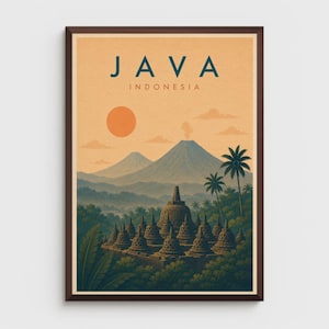 Può includere: Un poster da viaggio incorniciato con il testo JAVA INDONESIA. L'illustrazione raffigura un complesso di templi con stupa a forma di campana immersi in una lussureggiante giungla verde, con due grandi vulcani sullo sfondo sotto un cielo arancione.