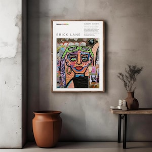 Puede incluir: Una impresión artística enmarcada con un retrato colorido con el texto "Arty Party" en las gafas de sol del sujeto. La obra de arte está etiquetada como "Brick Lane" e incluye texto y coordenadas.