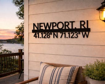 Puede incluir: Un letrero de madera rústica con el texto "Welcome to our home" en letras blancas. El letrero presenta un acabado envejecido y un diseño simple y acogedor, ideal para un porche o entrada.