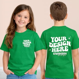 Könnte beinhalten: Zwei Kinder tragen grüne T-Shirts. Auf der Vorderseite der Shirts steht in Weiß der Text "YOUR DESIGN HERE" und "KIWIBERRY". Auf der Rückseite der Shirts steht derselbe Text. Die Shirts sind einfarbig grün.