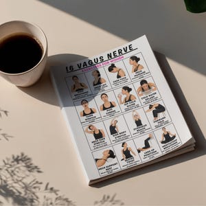 Op de afbeelding: Een gedrukte gids getiteld "16 Vagus Nerve Exercises for Women" met illustraties van verschillende oefeningen. De gids bevat instructies voor diepe ademhaling, nekstrekkingen en andere ontspanningstechnieken. Een kopje koffie staat links van de gids.