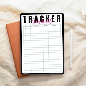 Op de afbeelding: Een digitale workout tracker met het woord 'TRACKER' in vette zwarte letters en 'workout' in roze script. De tracker heeft kolommen voor datum, workout, tijd en notities. Een witte stylus en een oranje notitieboek liggen ernaast.