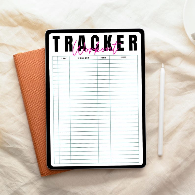Op de afbeelding: Een digitale workout tracker met het woord 'TRACKER' in vette zwarte letters en 'workout' in roze script. De tracker heeft kolommen voor datum, workout, tijd en notities. Een witte stylus en een oranje notitieboek liggen ernaast.