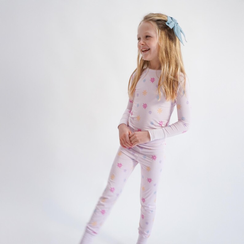 Peut inclure: Ensemble de trois tasses en c&eacute;ramique avec une finition mate et mouchet&eacute;e. Les tasses sont dans des tons cr&egrave;me, gris clair et gris fonc&eacute;. Chaque tasse a un design simple et minimaliste, parfait pour le caf&eacute; ou le th&eacute;.