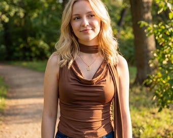 Top cruzado con cuello halter / Escote en V fruncido, cuello con lazo, top corto de punto sin mangas que marca tendencia.