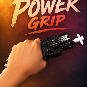 Puede incluir: Un lanzador de juguetes en blanco y negro con un mango blanco en forma de cruz se sostiene en una mano. El texto "POWER GRIP" se muestra en blanco y naranja sobre un fondo oscuro degradado.