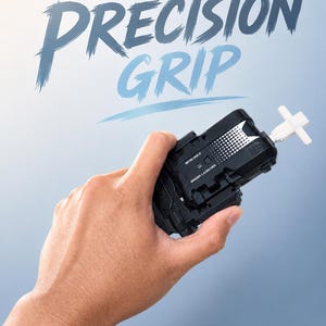 Puede incluir: Un lanzador de juguetes en blanco y negro con un mango blanco se sostiene en una mano. El texto "PRECISION GRIP" est&aacute; escrito en azul encima del juguete. El lanzador tiene un dise&ntilde;o detallado y est&aacute; sobre un fondo azul degradado.