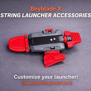 Puede incluir: Un accesorio de lanzador de cuerda gris y negro con detalles en rojo. El accesorio tiene el texto "Beyblade X STRING LAUNCHER ACCESSORIES" y "Customize your launcher! Compatible Beyblade X parts".