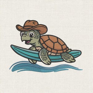 Può includere: Un disegno ricamato raffigurante una tartaruga verde chiaro con un cappello da cowboy marrone, che fa surf su una tavola color ottanio sopra onde blu stilizzate. La tartaruga ha un guscio marrone con motivo a griglia ed è sorridente.
