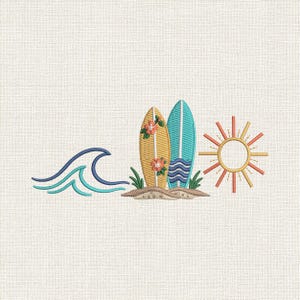 Op de afbeelding: Een borduurontwerp met een gestileerde donkerblauwe en groenblauwe oceaangolf, twee surfplanken in het zand met groen gras, een gele met oranje bloemen en een groenblauwe met blauwe golven, en een gele zon met oranje stralen op een witte achtergrond.