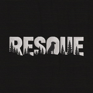 Può includere: Un disegno ricamato su uno sfondo di tessuto nero che presenta la parola RESCUE in lettere maiuscole bianche. Le lettere sono riempite con la sagoma nera di un cane seduto tra diversi pini neri all'interno delle forme stesse.
