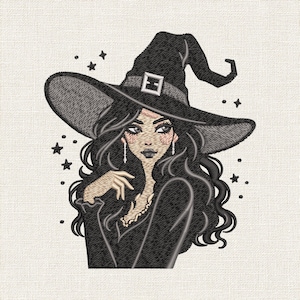 Può includere: Un disegno ricamato di una figura con lunghi capelli neri ondulati che indossa un cappello da strega nero con una fibbia argentata. La figura ha la pelle chiara, rossetto scuro e orecchini pendenti, circondata da piccole stelle nere ricamate.