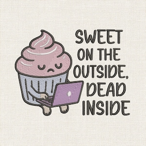 Könnte beinhalten: Gesticktes Design mit einem Cupcake mit traurigem Gesicht, der einen lila Laptop hält. Der Text lautet "SWEET ON THE OUTSIDE, DEAD INSIDE" in Schwarz. Der Cupcake hat rosa Zuckerguss und eine graue Form, alles auf cremefarbenem Hintergrund.