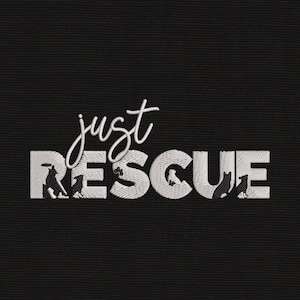 Peut inclure: Un motif brodé sur un fond en tissu noir présentant le mot just en écriture cursive blanche au-dessus du mot RESCUE en lettres capitales. Les lettres de RESCUE sont remplies de petites silhouettes noires de chiens et d'empreintes de pattes.
