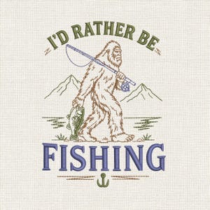 Peut inclure: Un motif de broderie représentant un Bigfoot marron tenant une canne à pêche et un poisson, avec des montagnes en arrière-plan. Le texte indique I'D RATHER BE FISHING en fil vert et violet, accentué par une petite icône d'ancre en bas.