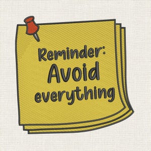 Könnte beinhalten: Gestickte gelbe Haftnotizen mit dem Text "Reminder: Avoid everything" und einer roten Reißzwecke. Die Notizen sind gestapelt und haben einen schwarzen Rand. Der Hintergrund ist ein hellbeiger Stoff.
