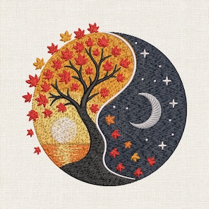 Könnte beinhalten: Ein kreisförmiges Stickdesign mit einem Yin-Yang-Motiv. Eine Seite zeigt einen Baum mit roten und orangefarbenen Herbstblättern, eine goldene Sonne und einen strukturierten Boden. Die andere Seite zeigt einen dunkelblauen Nachthimmel mit weißem Mond.