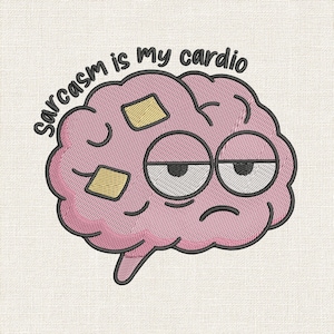 Può includere: Cervello rosa ricamato con un'espressione stanca e due cerotti gialli. Il testo "sarcasm is my cardio" è arcuato sopra il cervello in lettere nere. Il disegno è su uno sfondo strutturato bianco sporco.