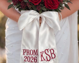 Kundenspezifische weiße Satin-Abschlussball-Blumenstrauß-Schärpe gestickte personalisierte Heimkehr-Blumenstrauß-Band-Monogramm-Schärpe für Tanz-formale Hochzeitsbrautjungfern