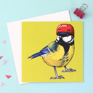 Carte de voeux mésange charbonnière dans un casque de vélo : oiseaux de jardin britanniques carrés dans des chapeaux vert lime
