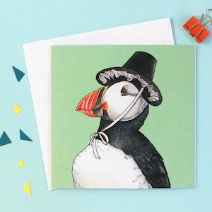 Macareux moine dans un chapeau gallois : carré joliement gallois oiseaux en carte de voeux chapeaux / Cerdyn Pâl