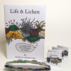 Może przedstawiać: Biała książka z tytułem "Life & Lichen" i kolorową ilustracją porostów na okładce. Książka jest otwarta, ukazując stronę z tekstem "A small zine of nonbinary thoughts" i "By Moths in a human suit".