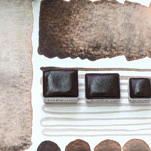 Darkwoods: handmade granulating brown-black watercolour paint with red undertone in half, quarter, and eighth pans. Vegan watercolor binder bild 6