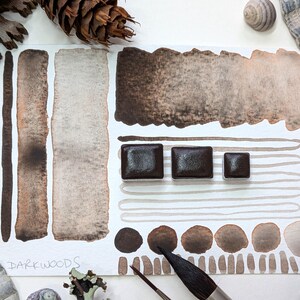Darkwoods: handmade granulating brown-black watercolour paint with red undertone in half, quarter, and eighth pans. Vegan watercolor binder bild 8