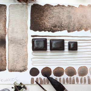 Darkwoods: handmade granulating brown-black watercolour paint with red undertone in half, quarter, and eighth pans. Vegan watercolor binder bild 4