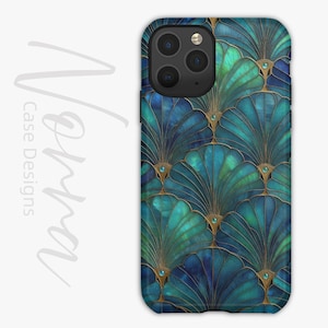 Può includere: Custodia per smartphone con un motivo a ventaglio Art Déco verde acqua e blu con dettagli dorati. La custodia ha una finitura lucida e un ritaglio per la fotocamera. Il testo "Norma Case Designs" è visibile.