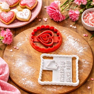 Peut inclure: Une tasse en céramique blanche avec une anse noire et le texte "But First, Coffee" en gras noir. La tasse est posée sur un fond flou, suggérant un cadre chaleureux.