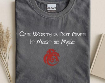 Notre valeur n'est pas donnée, il faut le fabriquer T-shirt La maison du dragon, t-shirt graphique de film médiéval dragon, cadeau amusant pour femme et homme
