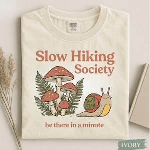 Camiseta de Slow Hiking Society / Comfort Colors con ilustración divertida de caracol y seta, diseño de naturaleza, camiseta para acampar, regalo para amantes del senderismo y la naturaleza.