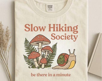 -shirt Slow Hiking Society | Illustration drôle d'escargot de champignon de couleurs de confort, graphique de nature, t-shirt de cadeau de cadeau d'amant de randonneur de nature