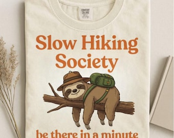 -shirt Slow Hiking Society | Illustration drôle de paresseux d'arbre de paresseux de couleurs de confort, graphique de nature, t-shirt de cadeau de cadeau d'amant de randonneur de nature
