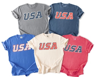 Comfort Colors® Unisex Vintage USA T-shirt. Patriotisk 4 juli-tröja i rött, vitt och blått. Perfekt present till 250-årsdagen i USA.