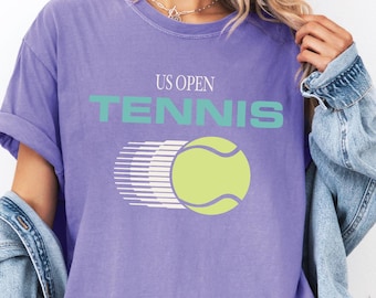 US Open Vintage Tennis Graphic T-shirt | Tennisboll Retrodesign | 90-talsfärger | Unisex Grand Slam-t-shirt