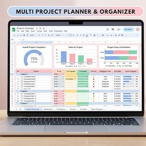 Può includere: Un laptop che mostra un project planner di Google Sheets con grafici e tabelle. Lo schermo mostra la panoramica del progetto, le attività e lo stato. Il testo "MULTI PROJECT PLANNER & ORGANIZER" è in alto. Una pianta grassa in vaso e una tazza sono sulla scrivania.