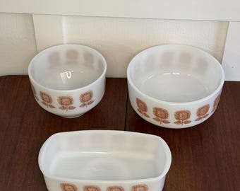 Juego de cazuelas Pyrex vintage de vidrio opalino con estampado floral dorado / 3 piezas de fuentes para hornear con estampado floral marrón / Decoración de cocina de mediados de siglo / Cuencos de estilo rústico