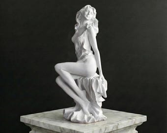 Resin Venus Sculpture with Elegant Feminine Silhouette and Classic Mythology Inspired Design for Artistic Home Interior Decor
