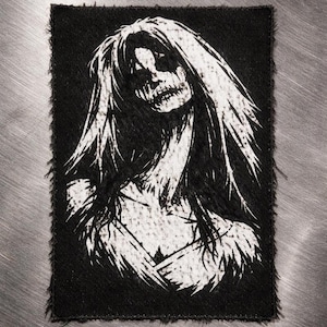 Może przedstawiać: Czarno-biała naszywka przedstawiająca szkieletową postać z długimi włosami. Wzór jest nadrukowany na czarnej tkaninie o postarzanym wyglądzie i postrzępionych krawędziach. Twarz postaci ma uśmiech w kształcie czaszki, tworząc gotycką estetykę.